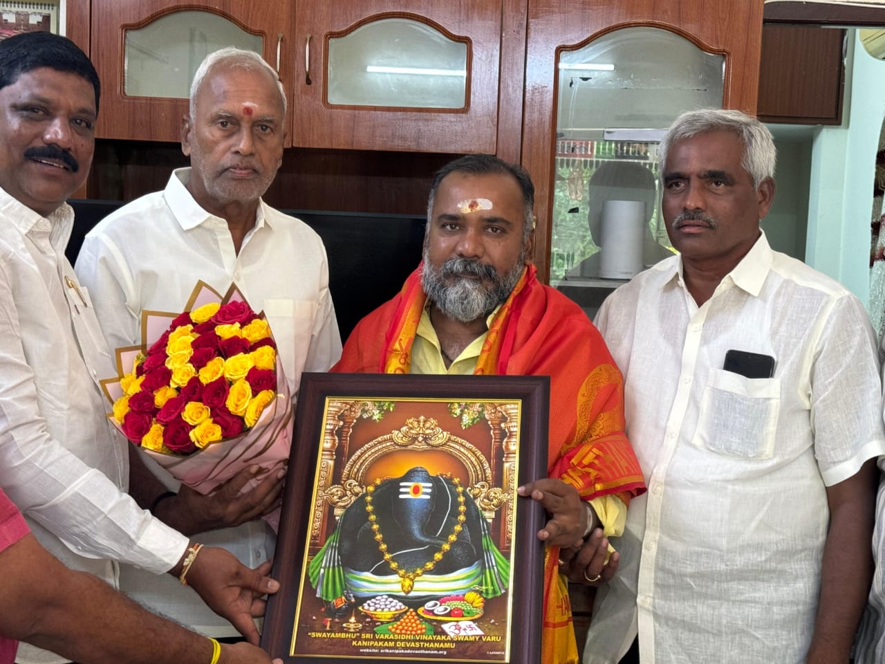 పూతలపట్టు శాసనసభ్యులు మురళీమోహన్ ను ఘనంగా సత్కరించిన కాణిపాకం దేవస్థానం నూతన చైర్మన్ మణినాయుడు