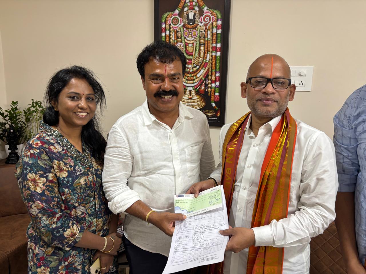 తిరుమలలో అన్నదానంకు 10లక్షల విరాళంశ్రీ ఇండస్ట్రీస్ అధినేత ఈశ్వర్ నాయుడు దంపతులు