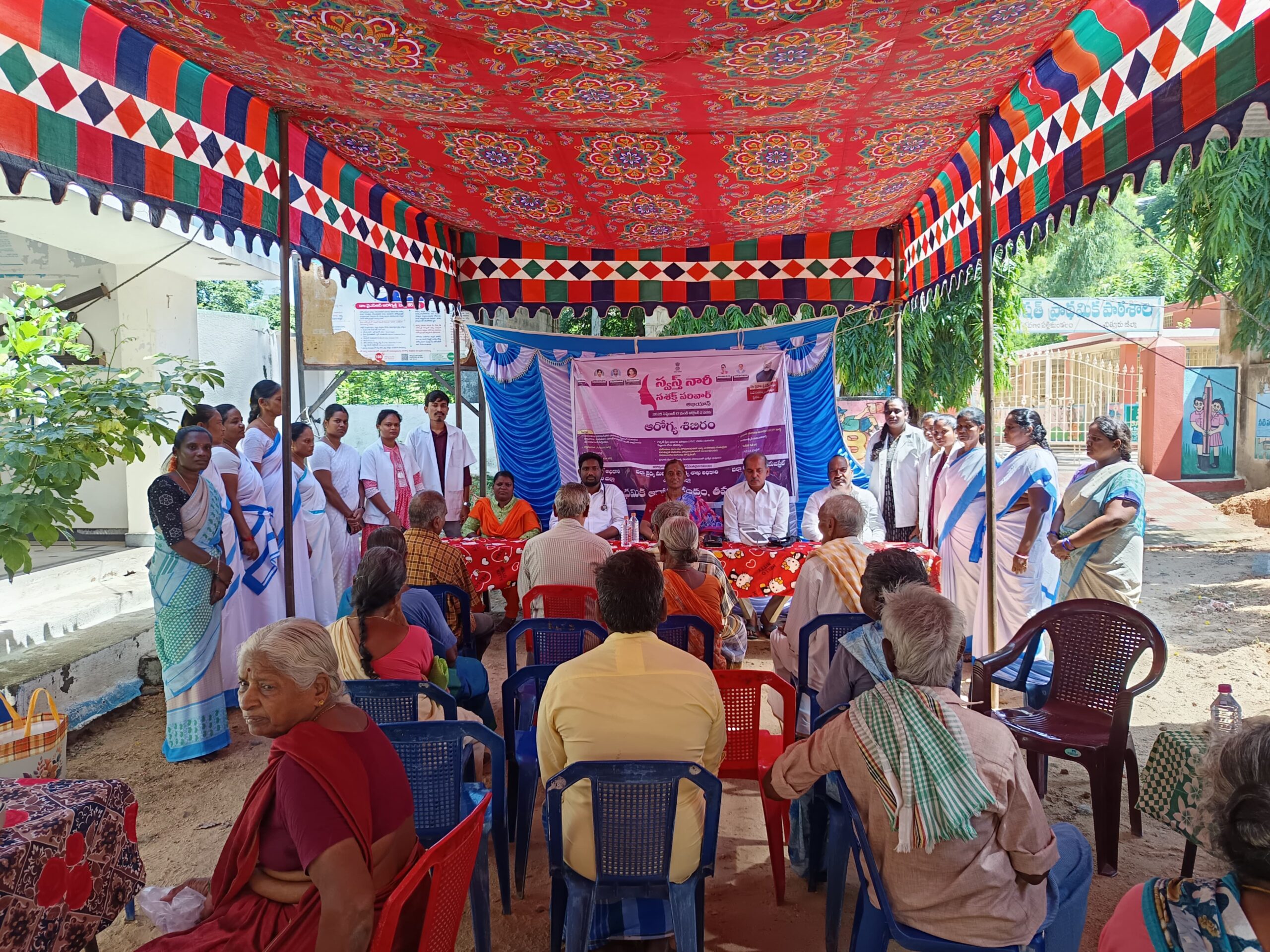 ఆరోగ్య శిబిరంలో ప్రజలకు వైద్య సేవలు