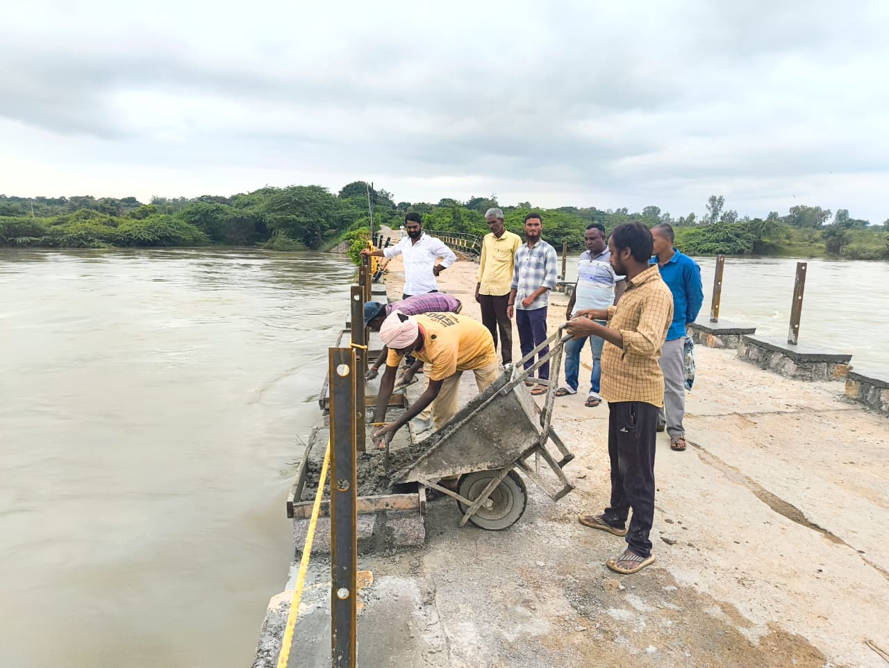 ప్రజా సేవలో ముందడుగు- బతుకమ్మ పండుగ సౌకర్యాలు.. మండల అధ్యక్షులు ఏలే మల్లికార్జున్