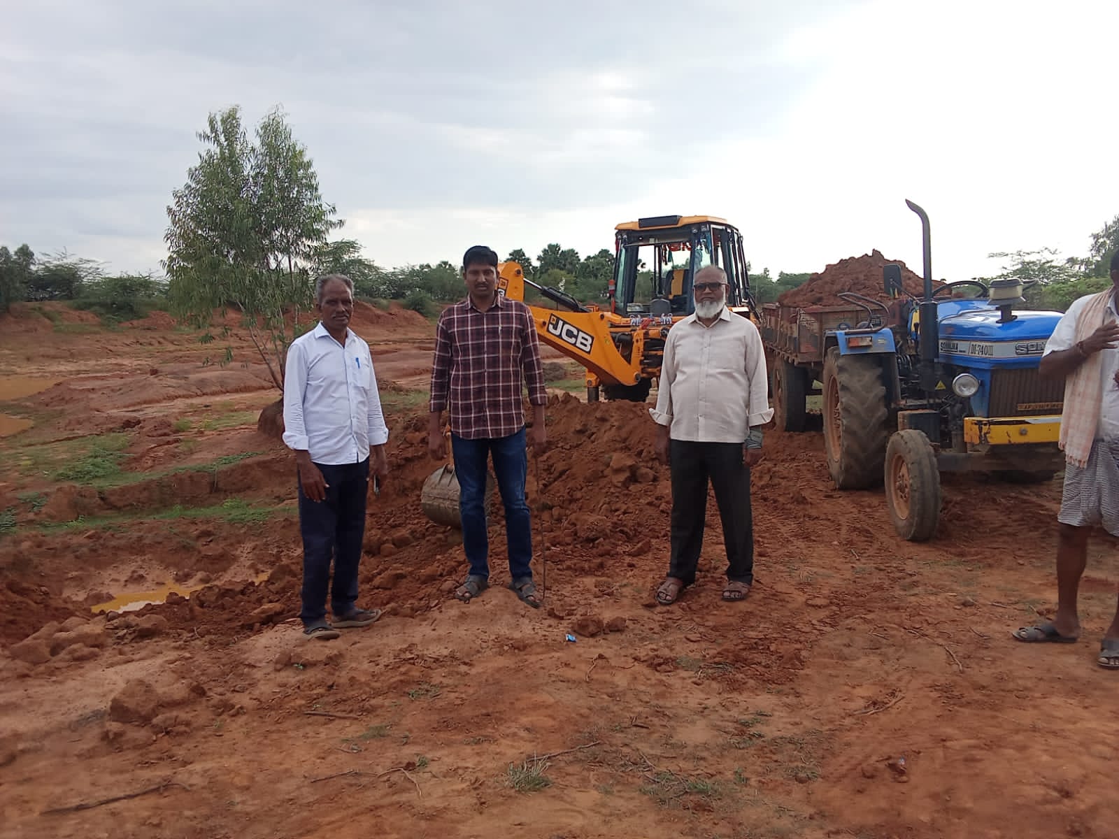 సింగరాయకొండలో అక్రమంగా చెరువు మట్టి తరలింపు – వాహనాలను అదుపులోకి తీసుకున్న పోలీసులు