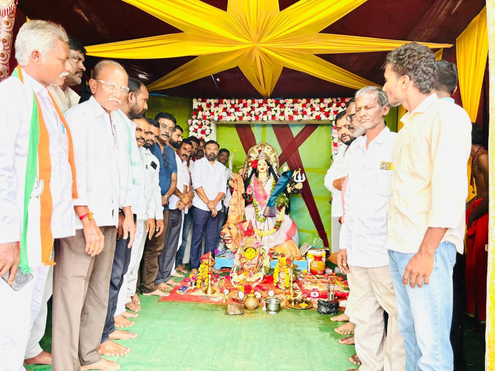 దేవి నవరాత్రి ఉత్సవాల్లో ఎమ్మెల్యే తోట లక్ష్మీ కాంతారావు ప్రత్యేక పూజలు..