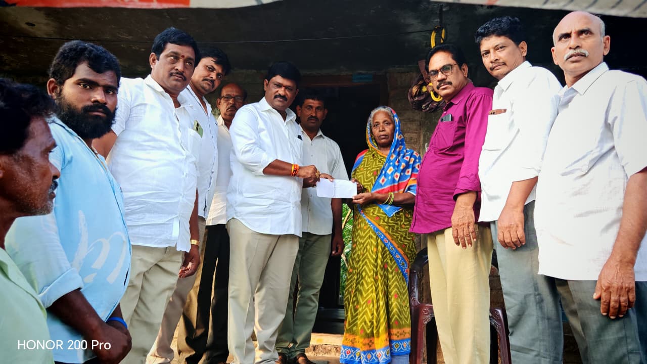 బాధిత కుటుంబానికి వైయస్సార్ కాంగ్రెస్ పార్టీ నేత మురళిరాజు ఆర్థిక సహాయం