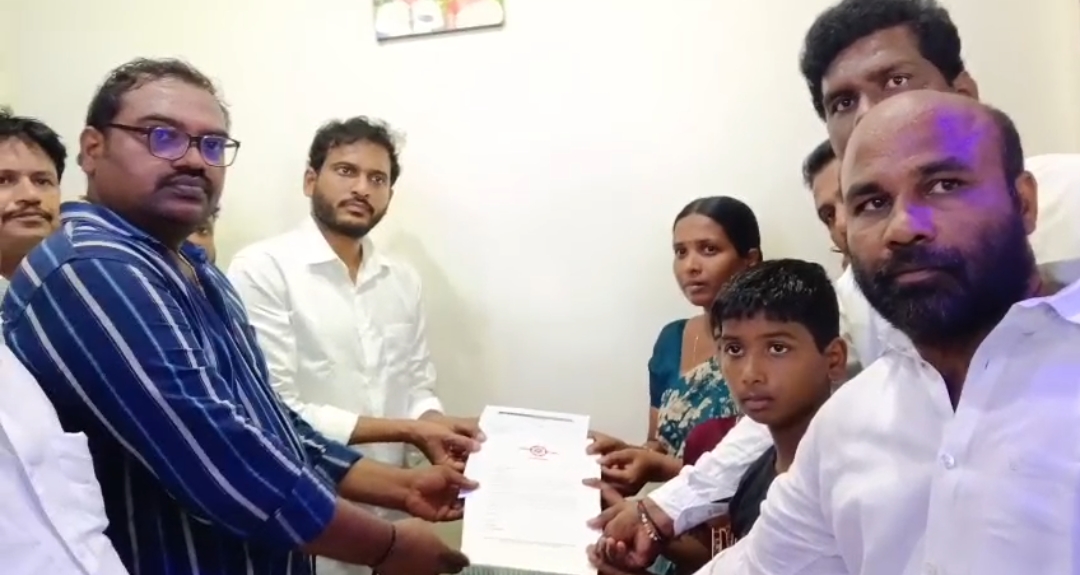 కొండేపి నియోజకవర్గంలో బాలినేని ప్రణీత్ రెడ్డి  ఆధ్వర్యంలో 10 లక్షల రూపాయలు ఇన్సూరెన్స్ చెక్కులు పంపిణీ