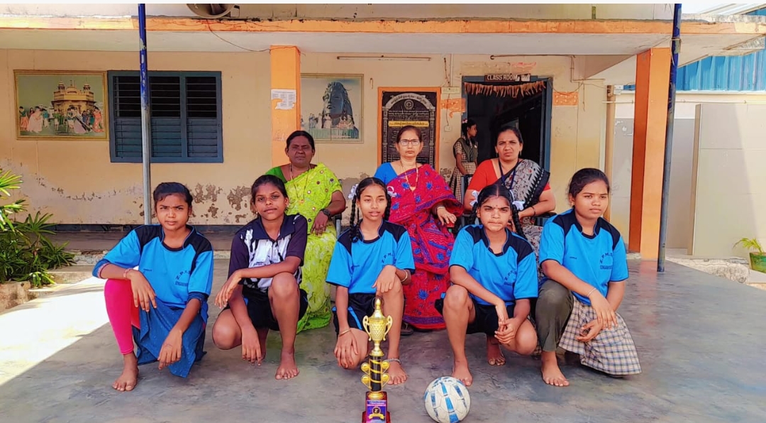 జాతీయస్థా యి టార్గెట్ బాల్ పోటీలకు ఎంపికైన సింగరాయకొండ జిల్లా పరిషత్ ఉన్నత పాఠశాల విద్యార్థినిలు