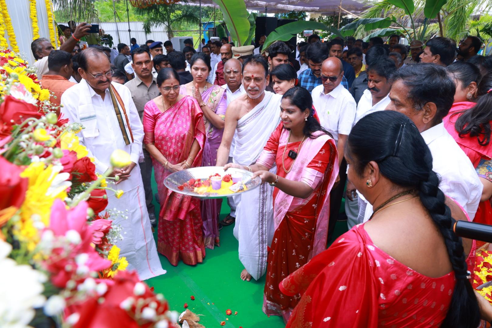 పెళ్లకూరులో భారత మాజీ ఉపరాష్ట్రపతి ముప్పవరపు వెంకయ్య నాయుడు చేతులు మీదుగా లలితమ్మ విద్యా వికాస ఉపకార వేతనాల పంపిణీ