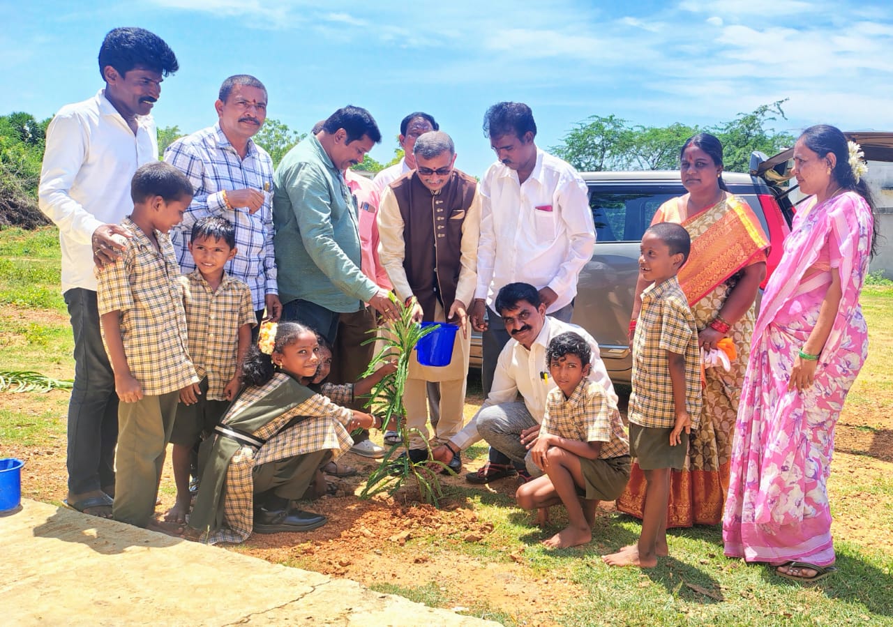 ప్రధాని మోడీ పుట్టినరోజు సందర్భంగా స్వచ్చ భారత్ – మొక్కలు నాటిన…..శ్రీరామగిరి శ్రీధర్