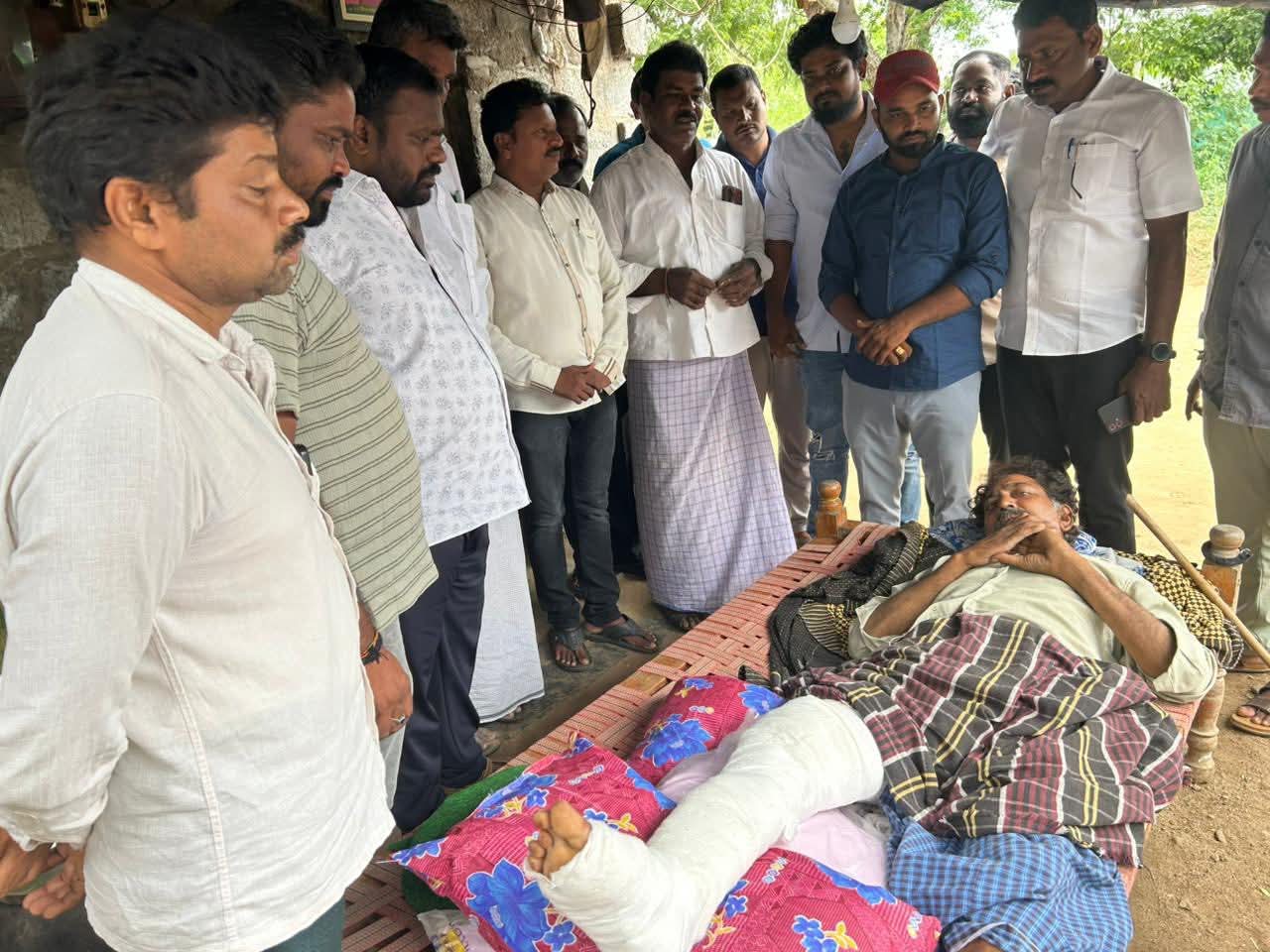 పాకాల వైస్సార్సీపీ నాయకుడు రామలింగయ్యను పరామర్శించిన మండల అధ్యక్షులు