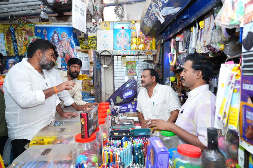 నెల్లూరు రూరల్ ఉమారెడ్డి గుంటలో జీఎస్టీ 2.0 పై అవగాహన కార్యక్రమంలో పాల్గొన్న కోటంరెడ్డి గిరిధర్ రెడ్డి