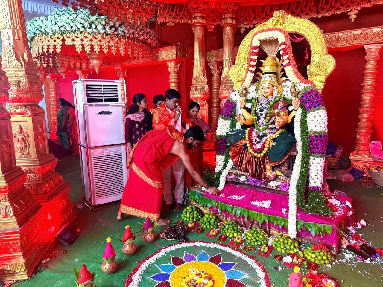 శ్రీ పీఠం అమ్మవారిని దర్శించుకున్న ముదునూరి కుటుంబం..