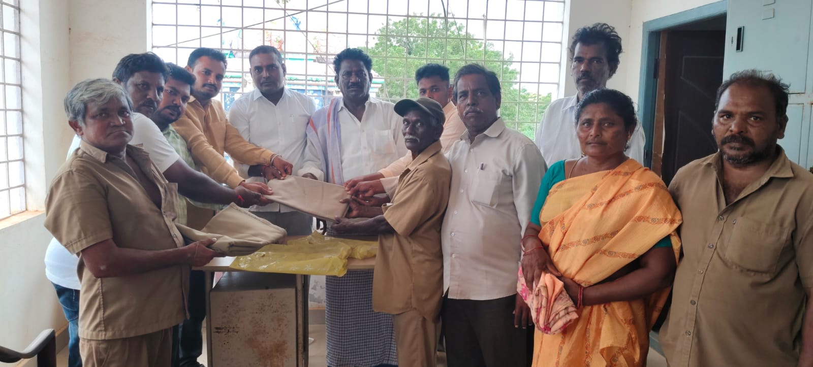 పారిశుద్ధ కార్మికులకు బట్టల పంపిణీ కార్యక్రమం