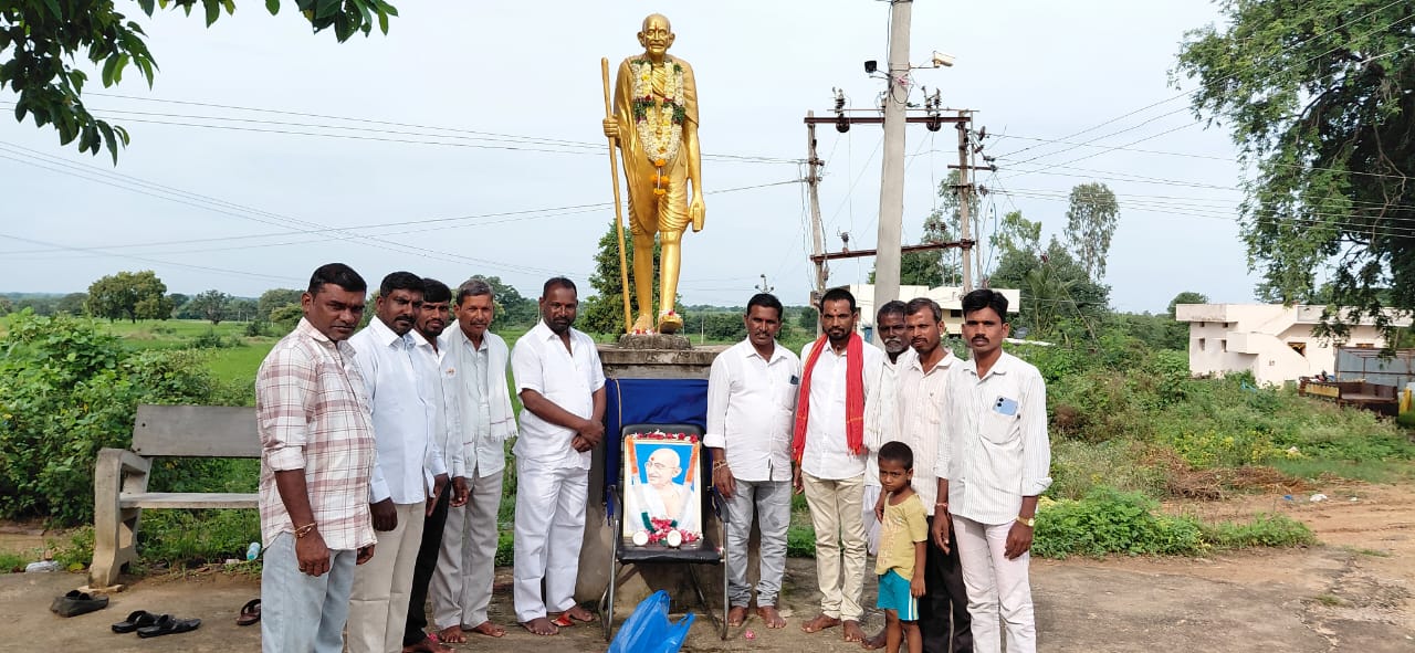 వెల్గనూర్ గ్రామంలో గాంధీ జయంతి వేడుకలు..తెలంగాణ రాష్ట్ర ఓబీసీ కన్వీనర్ మ్యాదరి రామలింగం