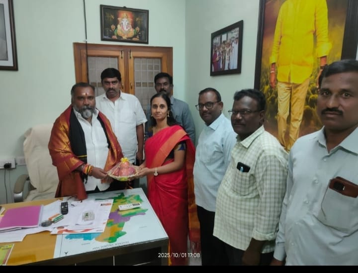 పూతలపట్టు ఎమ్మెల్యేను కలిసి దసరా శుభాకాంక్షలు తెలిపిన తవణంపల్లి ఎంఈఓ.