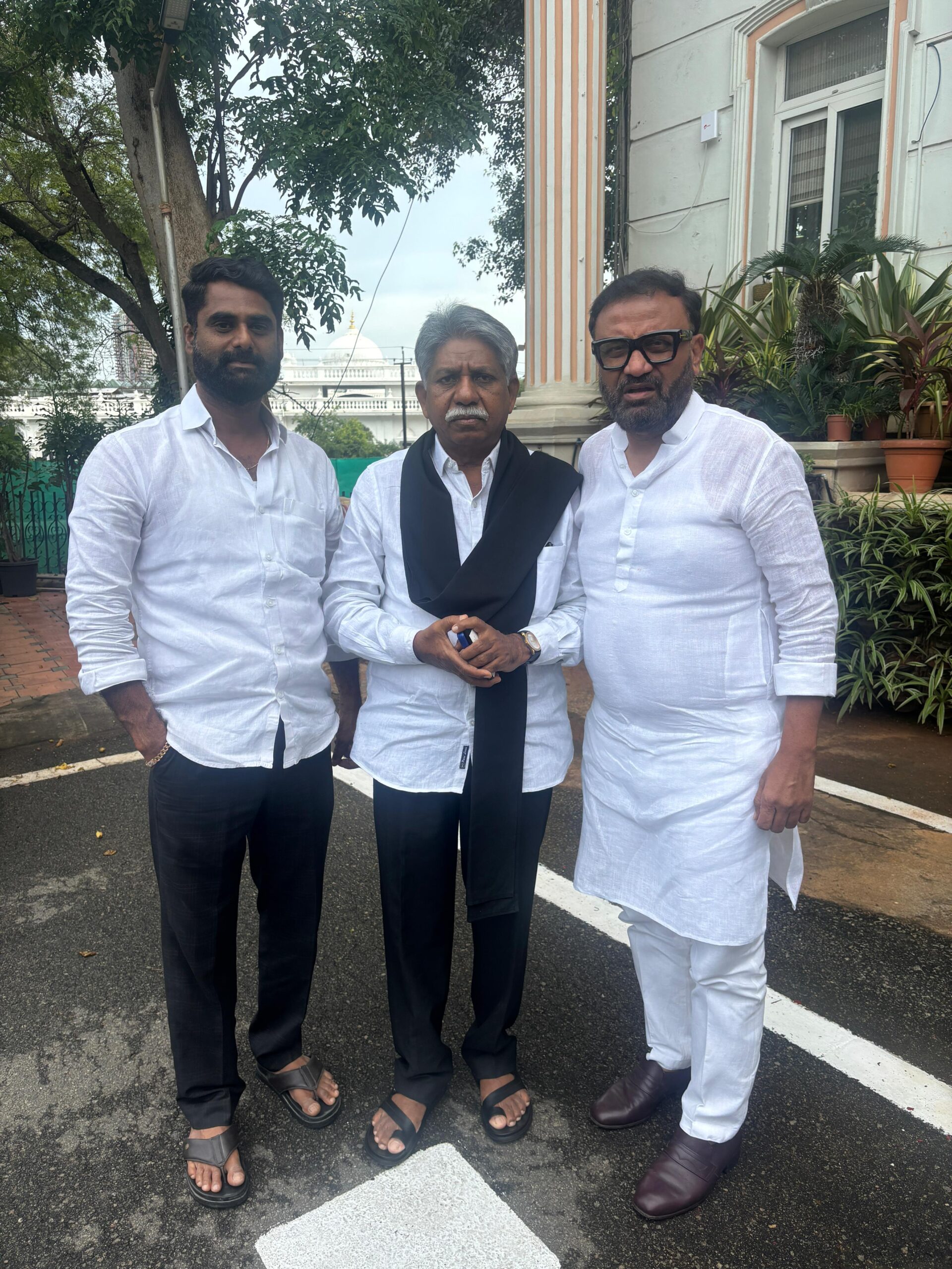 మందకృష్ణ మాదిగను మర్యాదపూర్వకంగా కలిసిన ఎమ్మెల్యే తోట లక్ష్మీకాంతారావు