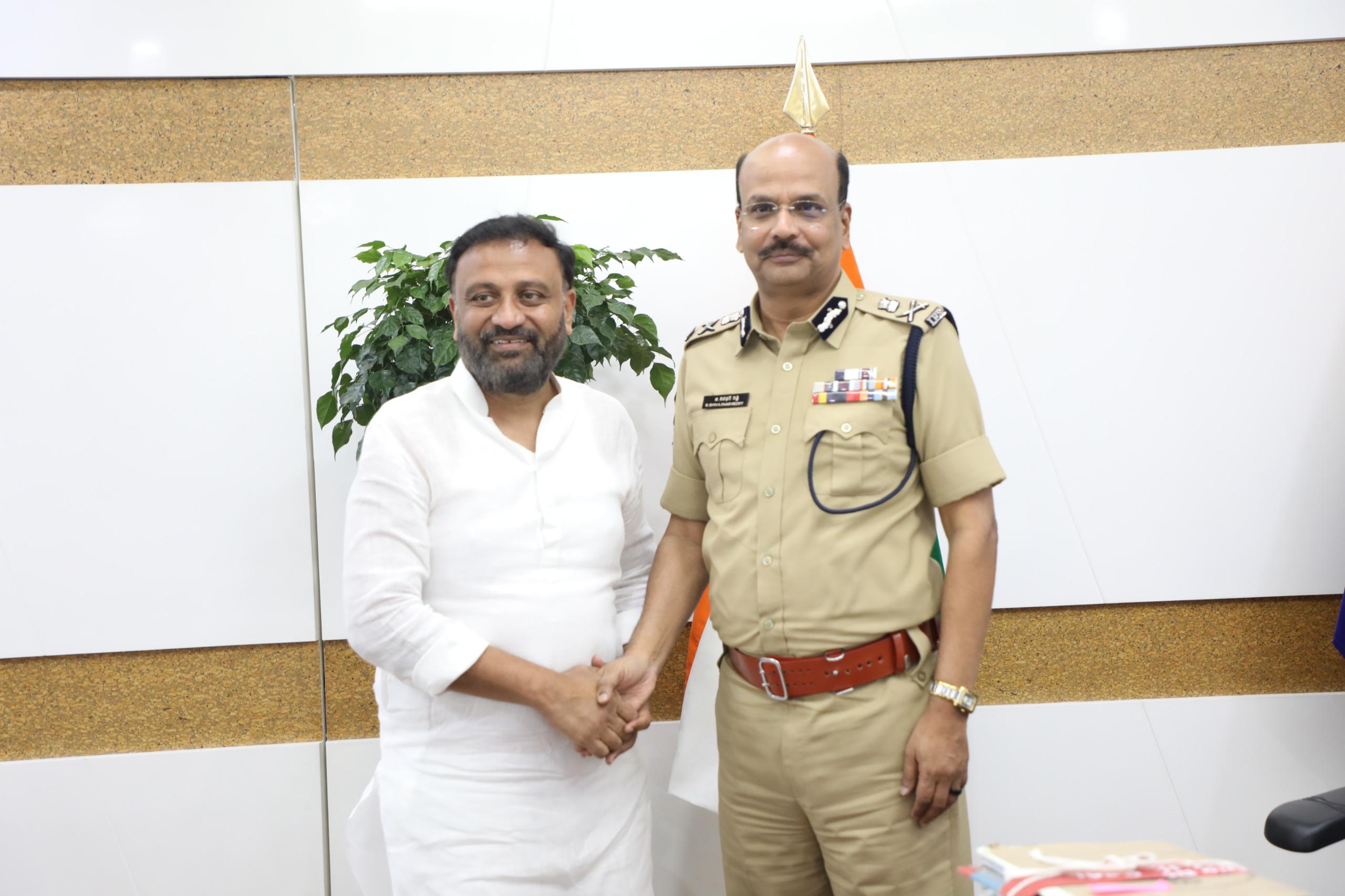 దసరా శుభాకాంక్షలతో పాత స్నేహానికి కొత్త ఊపిరిడీజీపీ బీ శివధర్ రెడ్డిని కలిసిన జుక్కల్ ఎమ్మెల్యే తోట లక్ష్మీ కాంతారావు..