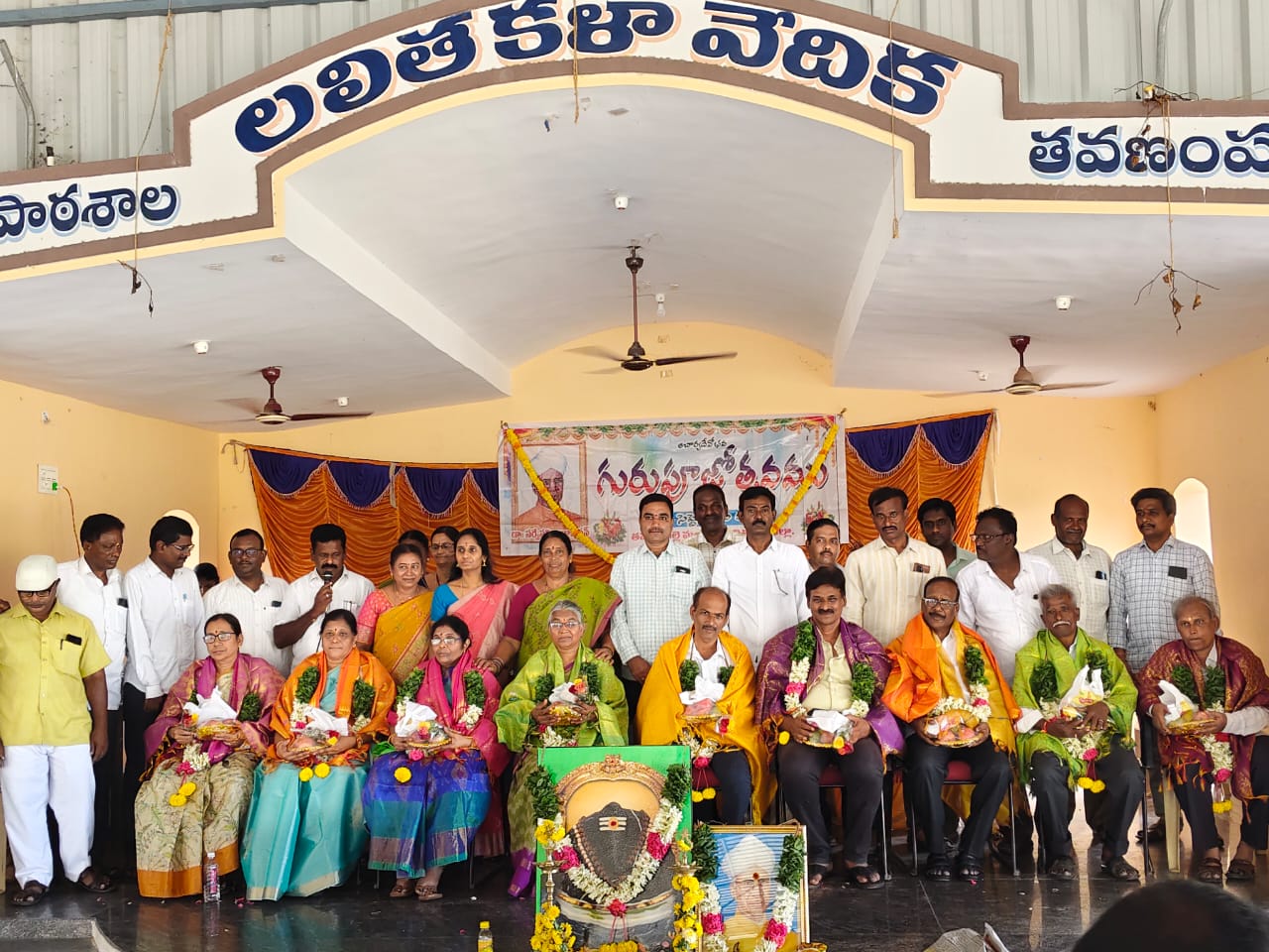 ప్రపంచ ఉపాధ్యాయుల దినోత్సవం : ఉత్తమ ఉపాధ్యాయులను సన్మానించిన ఎమ్మెల్యే