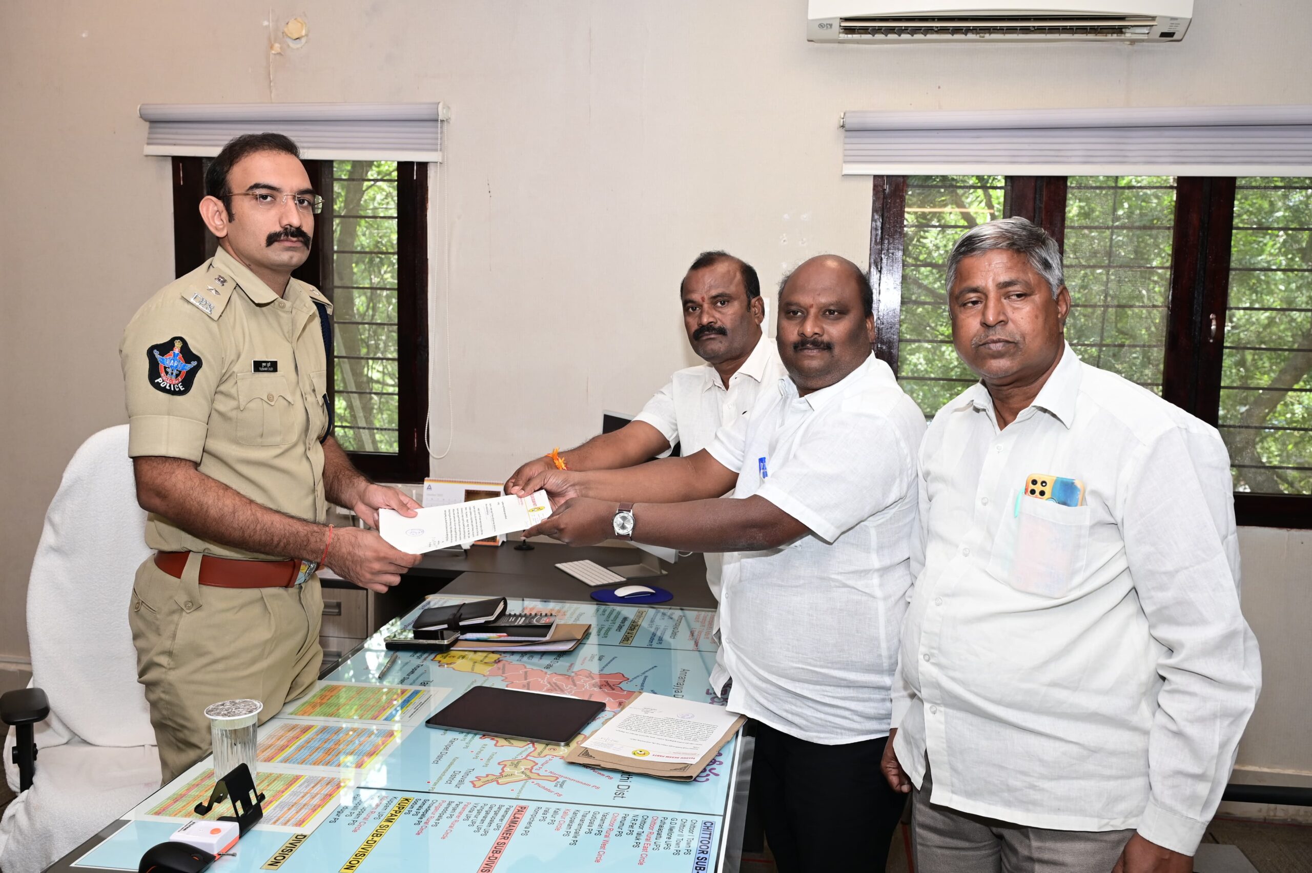 టిడిపి నేతల వినతిపత్రం – చిత్తూరు జిల్లా ఎస్పీకి సమర్పణ