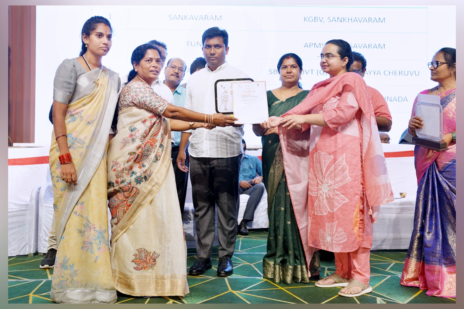 స్వచ్ఛ ఆంధ్ర అవార్డు అందుకున్న శంఖవరం కేజీబీవీ..