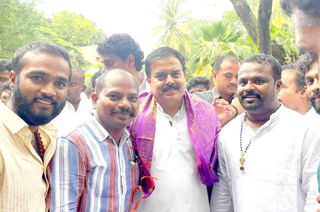 ఏపీ సివిల్ సప్లైస్ శాఖామంత్రి నాదెండ్ల మనోహర్ ని మర్యాద పూర్వకంగా కలిసిన జనసేన నాయకులు ఎం మహేష్ స్వేరో..