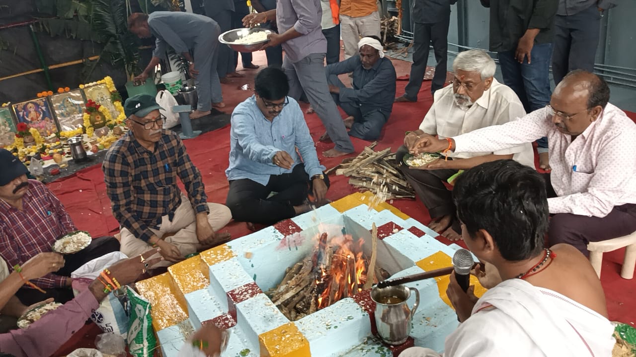 క్రషింగ్ సీజన్ ఆరంభానికి శుభారంభం – మాగి జిఎస్ఆర్ ఫ్యాక్టరీలో ఘనంగా బాయిలర్ పూజ….. జిఎస్ఆర్ ఫ్యాక్టరీ ప్రెసిడెంట్ శంకర్‌రావు,.. వైస్ ప్రెసిడెంట్ వేణుగోపాల్‌రావు,