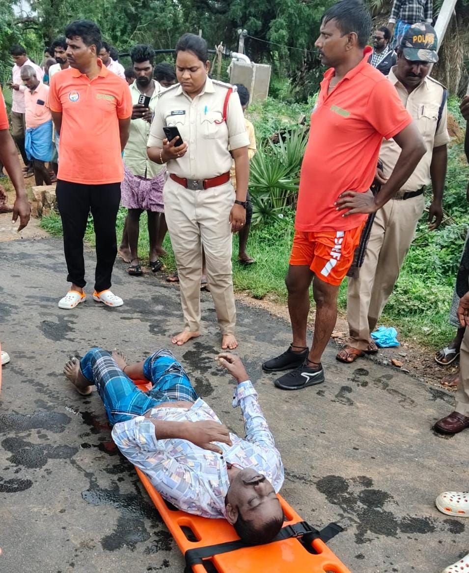 నేరెళ్ల వాగులో ఎస్ డి ఆర్ ఎఫ్ సిబ్బంది, స్థానిక పోలీస్ సిబ్బంది గాలింపు.