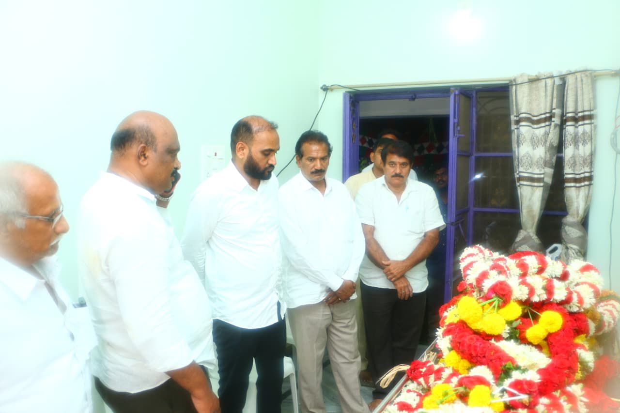 మన్నెం నరసారెడ్డి  పార్థివదేహానికి ఎమ్మెల్యే కాకర్ల సురేష్ ఘన నివాళి.పి.ఇ.టి మాస్టర్ మన్నెం నరసారెడ్డి మృతిపట్ల సంతాపం వ్యక్తం చేసిన ఎమ్మెల్యే కాకర్ల సురేష్.