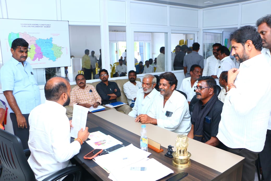 ప్రజలకు ఎల్లప్పుడూ అందుబాటులో ఉండే ప్రజా నాయకుడే మన కాకర్ల సురేష్..!