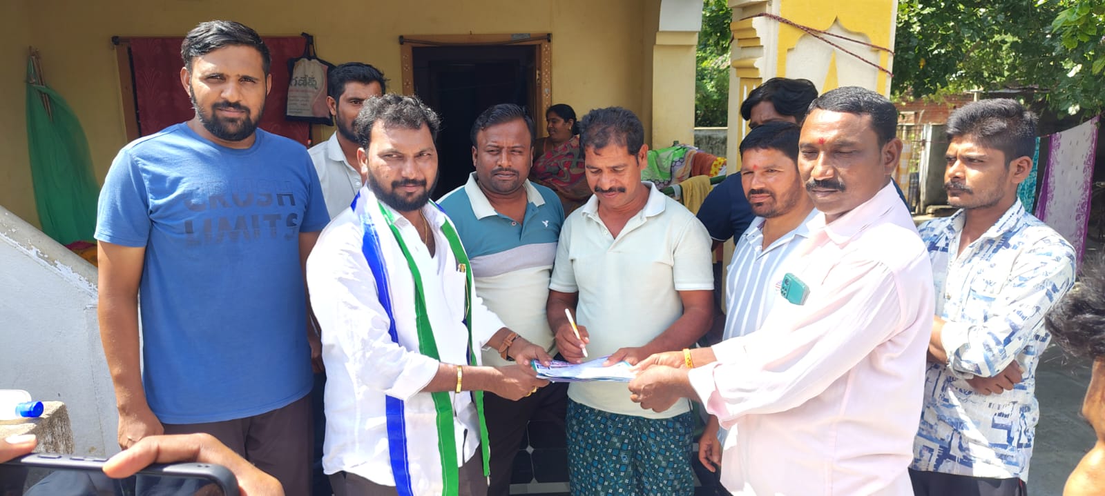 కూటమి ప్రభుత్వం వైద్య విద్య రంగాన్ని పేదలకు చేస్తున్నారు అంటూ,,సీతారామపురంలో వైఎస్ఆర్ కాంగ్రెస్ పార్టీ కోటి సంతకాలు సేకరణ…!!