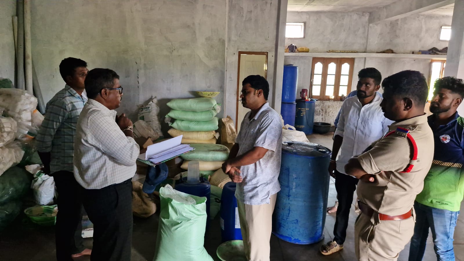 పులికల్ గ్రామంలో నకిలీ పురుగుల మందు తయారీ కేంద్రం గుట్టురట్టు15ఏళ్లుగా కోట్లలో సంపాదనఅధికారుల కనుసన్నల్లోనే నకిలీ మందులు తయారీఅధికారులపై కలెక్టర్ కు ఫిర్యాదు చేయడంతో దాడులు