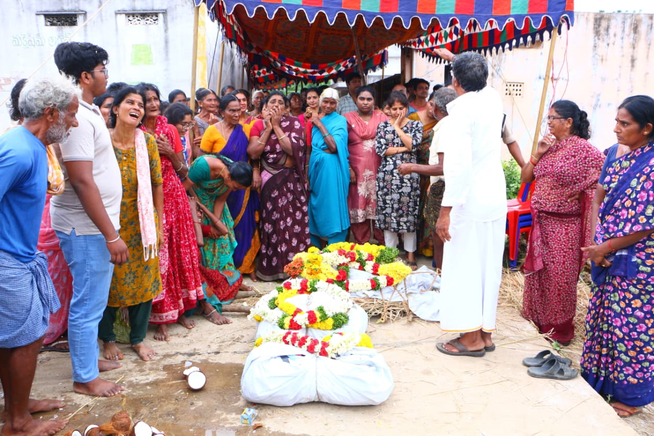 శోకసముద్రంలో మునిగిపోయిన గోళ్ల వారిపల్లెఅన్ని ఏర్పాట్లు దగ్గరుండి చూసుకుంటున్న ఎమ్మెల్యే కాకర్ల సురేష్..!