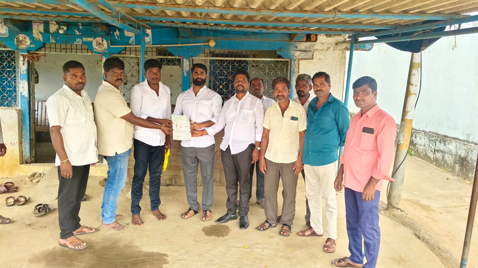 సీఎం రిలీఫ్ ఫండ్ చెక్కులు పంపిణీ.. మండల అధ్యక్షులు ఎలే మల్లికార్జున్