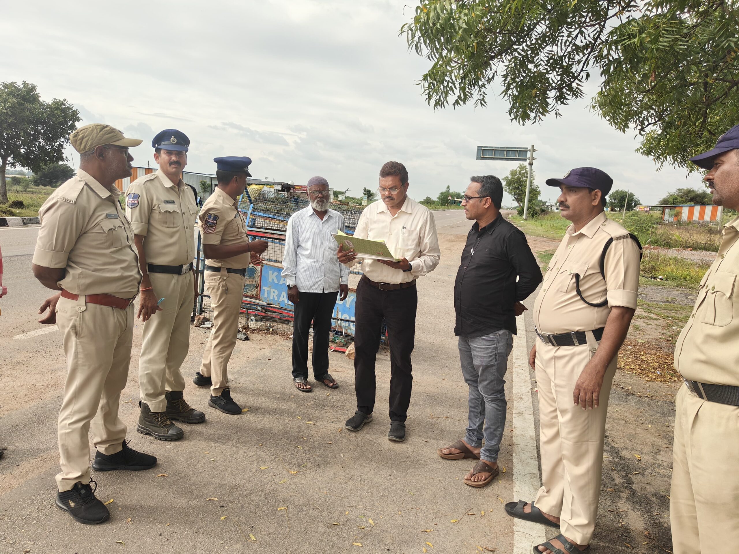 ఇతర రాష్ట్రాల సన్నధాన్యం రాష్ట్రంలోకి రాకుండా చూడాలి…అదనపు కలెక్టర్ విక్టర్