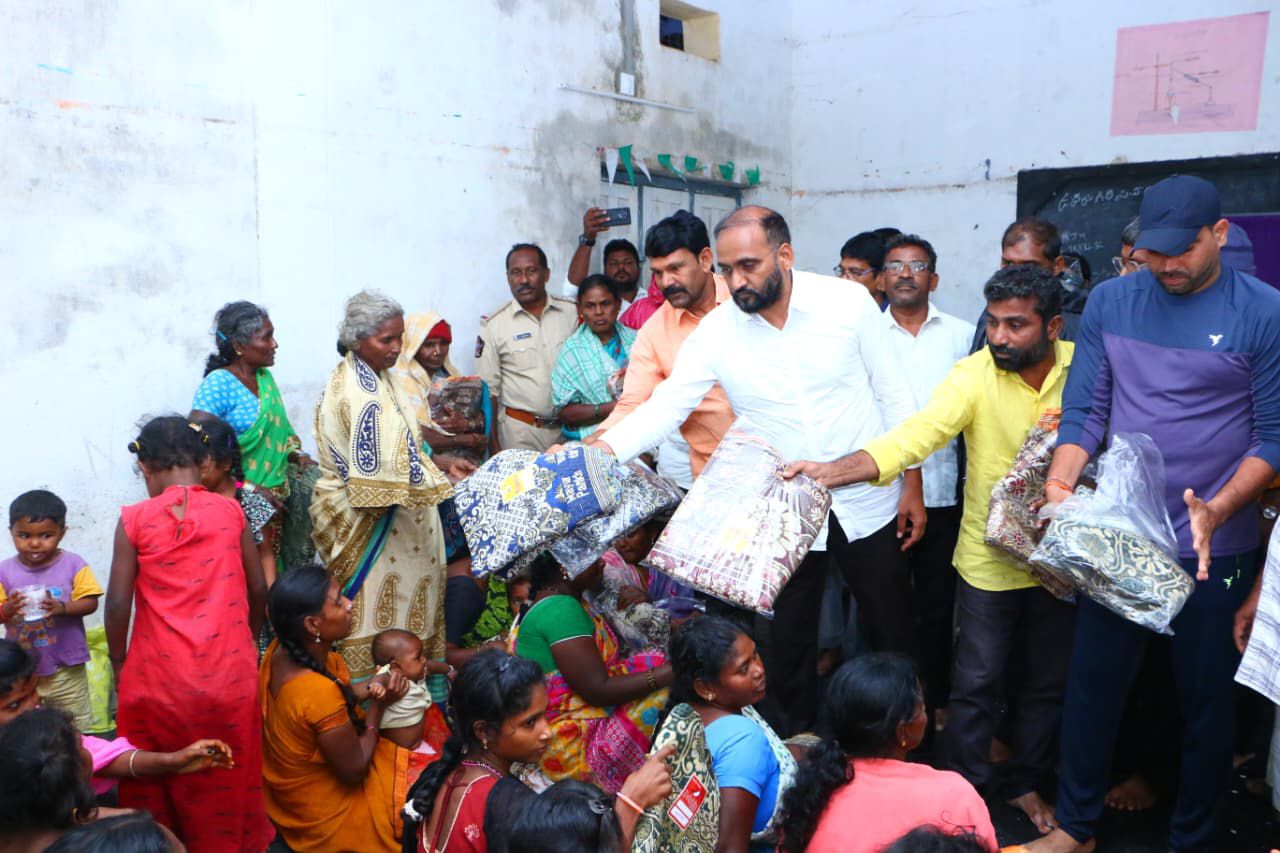 భారీ వర్షంలోనూ క్షేత్ర స్థాయిలో విస్తృతంగా పర్యటనలు చేసిన ఉదయగిరి ఎమ్మెల్యే కాకర్ల సురేష్..!