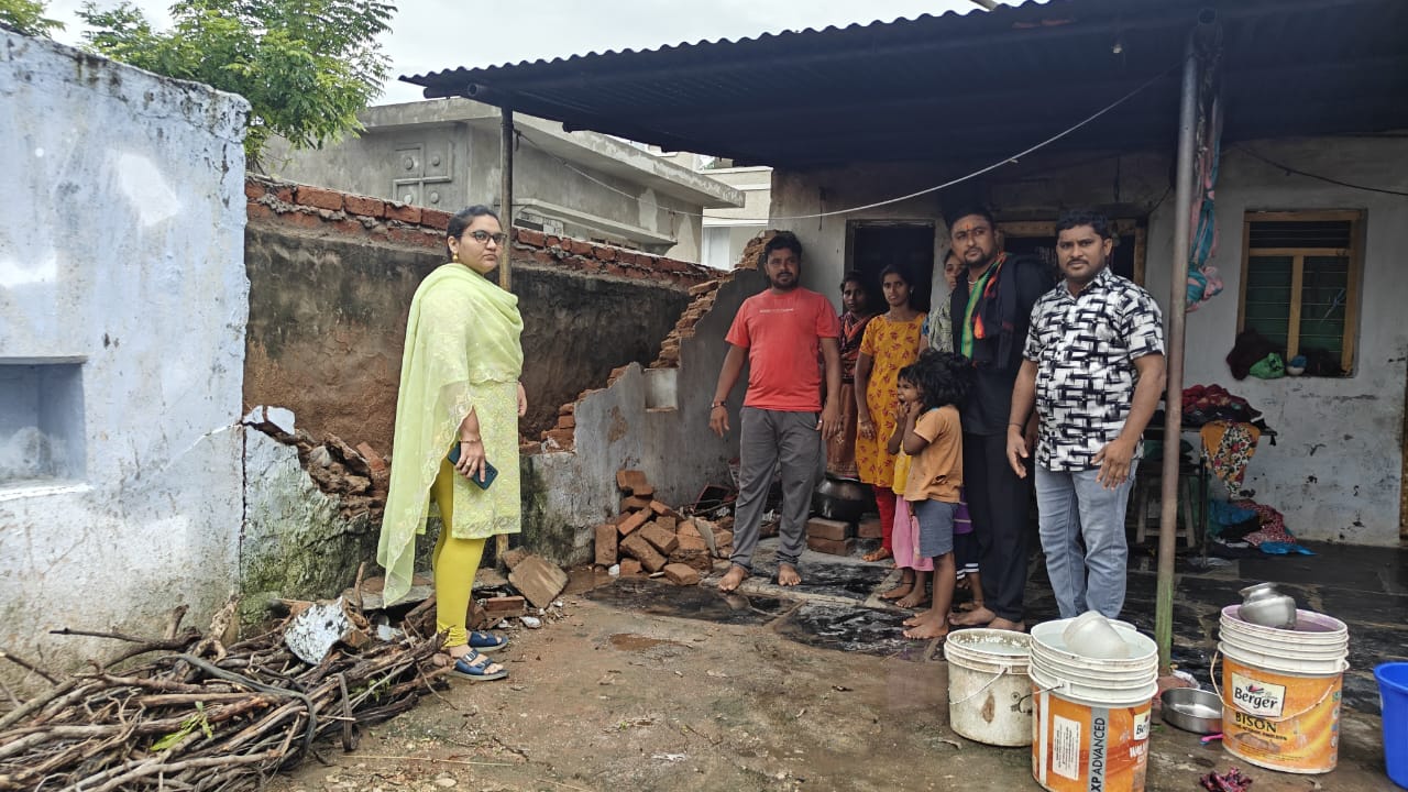 భారీ వర్షాలకు కుప్పకూలిన రేకుల ఇల్లు..బోరున విలపిస్తున్న బాధ్యులు..ఘటన స్థలాలను పరిశీలించిన మండల స్థాయి అధికారులు..!!
