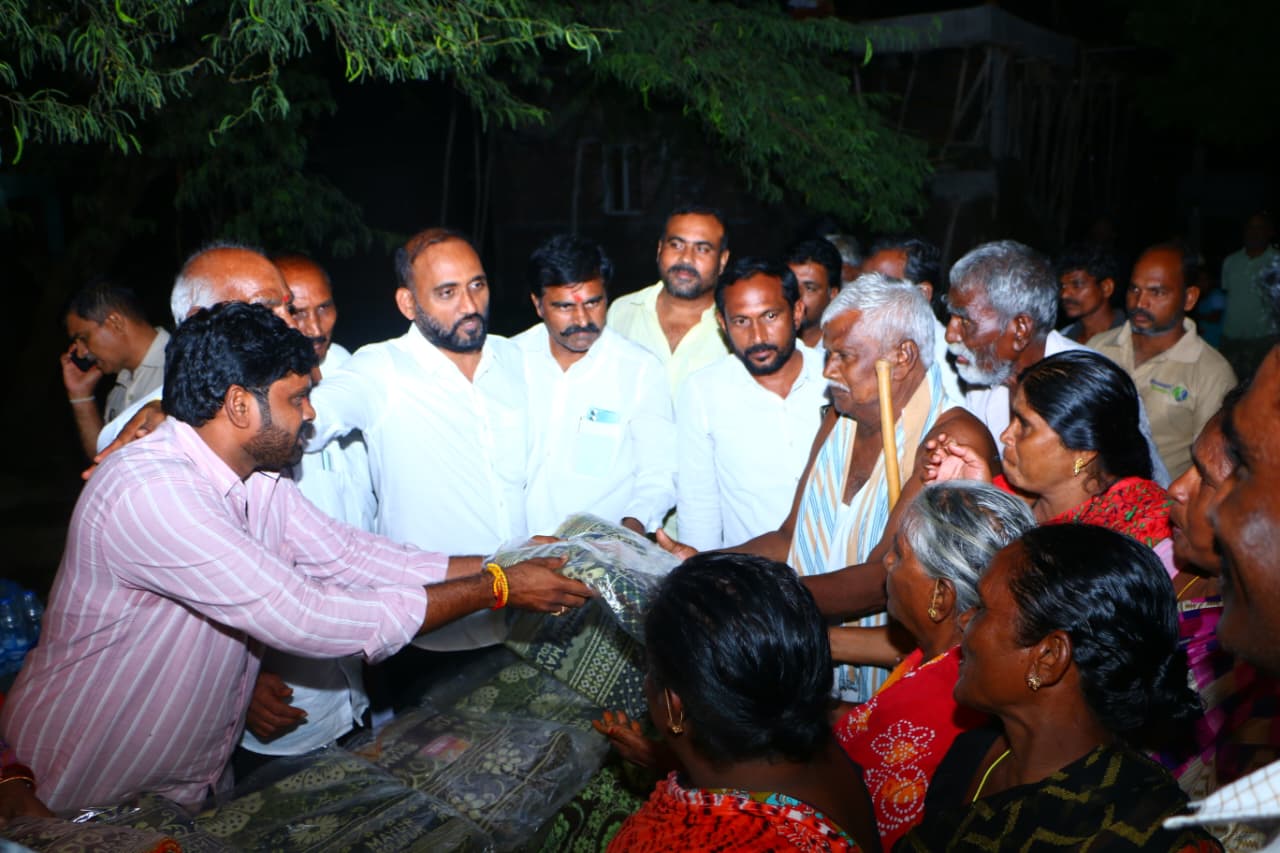 వరద బాధితులకు అండగా నిలిచిన ఎమ్మెల్యే కాకర్ల..!కాకర్ల చారిటబుల్ ట్రస్ట్ ద్వారా వరద బాధితులకు దుప్పట్ల పంపిణీ చేసిన ఎమ్మెల్యే కాకర్ల..!