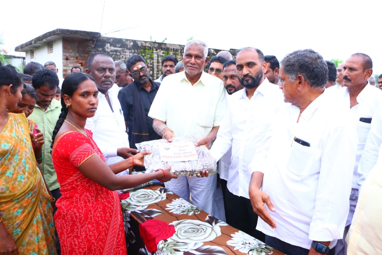 మొంథా తుఫాన్ ప్రభావిత ప్రాంతాల్లో బాధితులను పరామర్శించిన ఎమ్మెల్యే కాకర్ల సురేష్..!