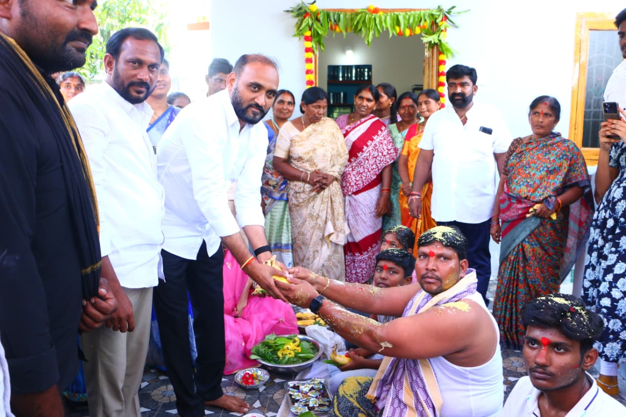 సుఖశాంతులతో జీవించాలని” – సునీల్ దంపతులకు ఆశీస్సులు అందించిన ఎమ్మెల్యే కాకర్ల సురేష్..!