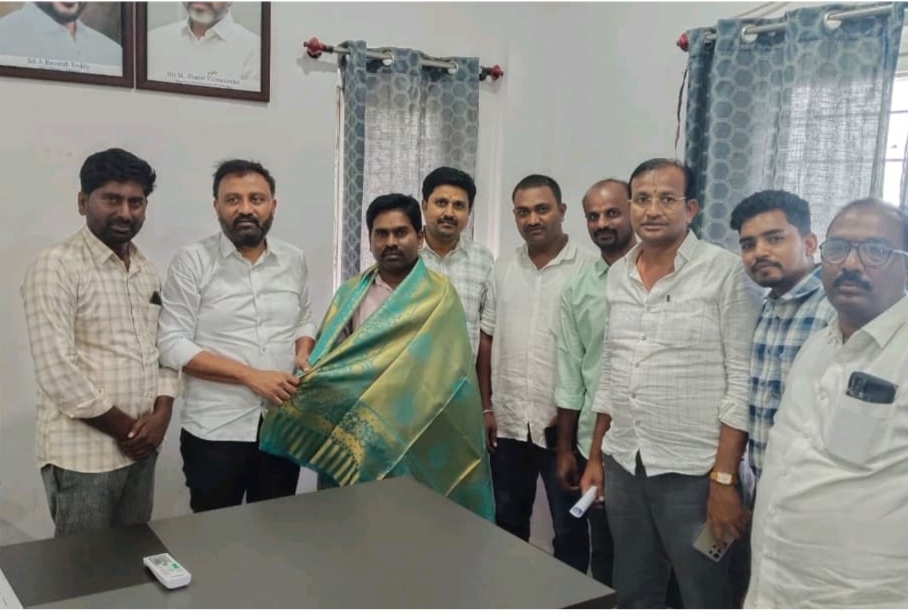 డాక్టర్ బాలాజీకి ఎమ్మెల్యే తోట లక్ష్మీకాంతరావు ఘన సన్మానం