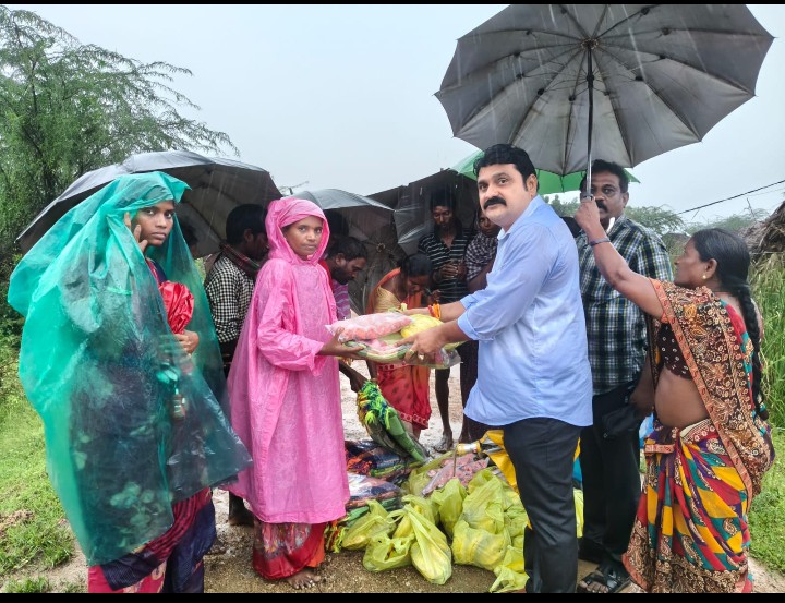 మొంథా తుఫాన్ ప్రభావం – ఎమ్మెల్యే కాకర్ల సురేష్ ఆదేశాలపై వరద బాధితులకు సహాయచర్యలు..!