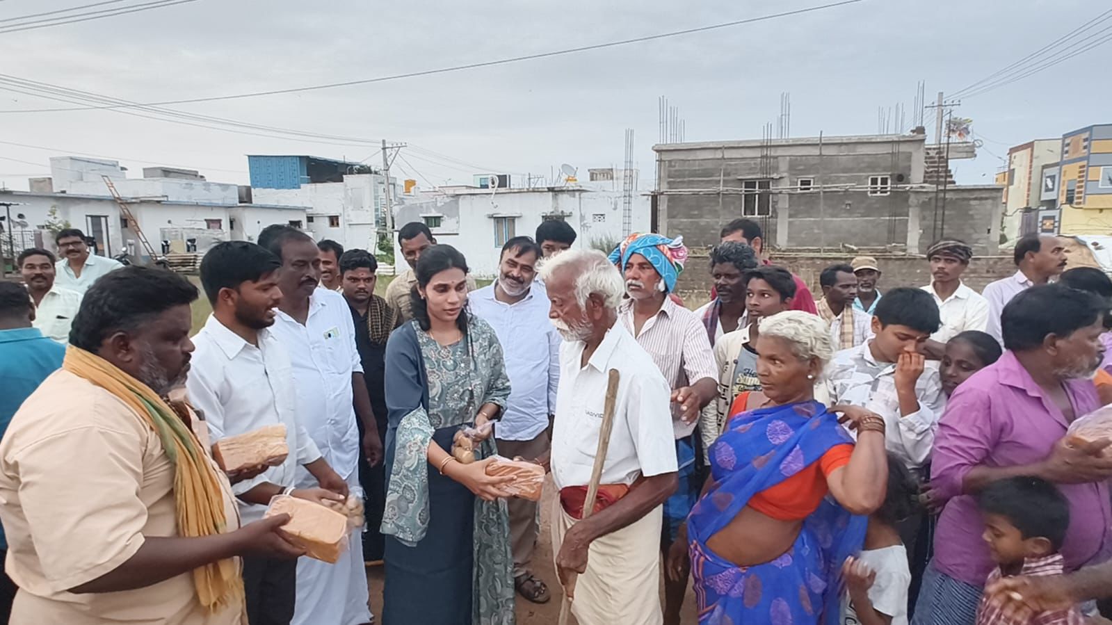 జగనన్న కాలనీలో పర్యటించిన కాకాణి పూజిత”