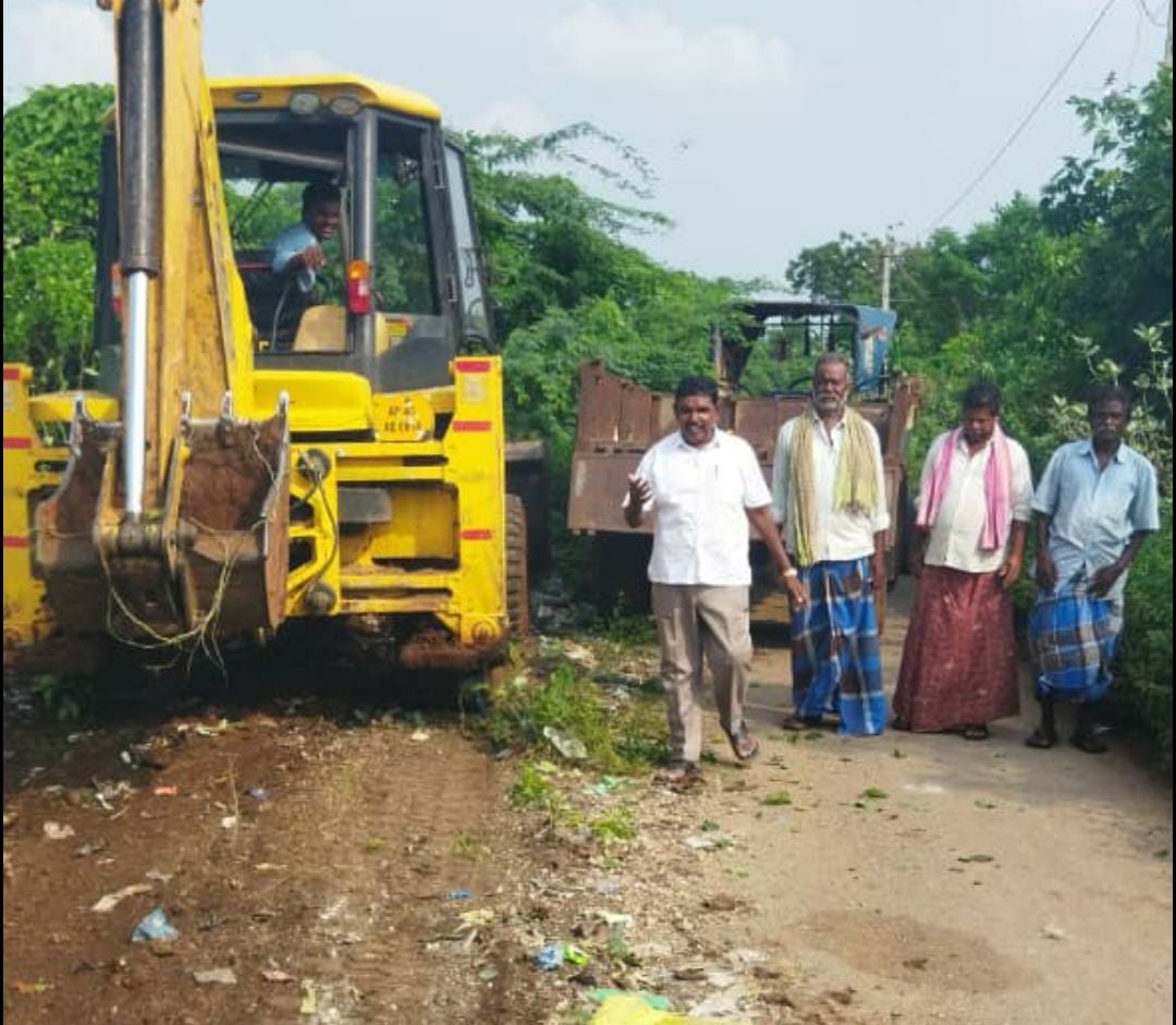 ఇందిరా నగర్ గ్రామానికి వెళ్లే దారిని కమ్మేసిన కంపచెట్లు,, సర్పంచ్ రోడ్డ వెంగమ్మ ఆధ్వర్యంలో కంప చెట్లు తొలగింపు,,,,
