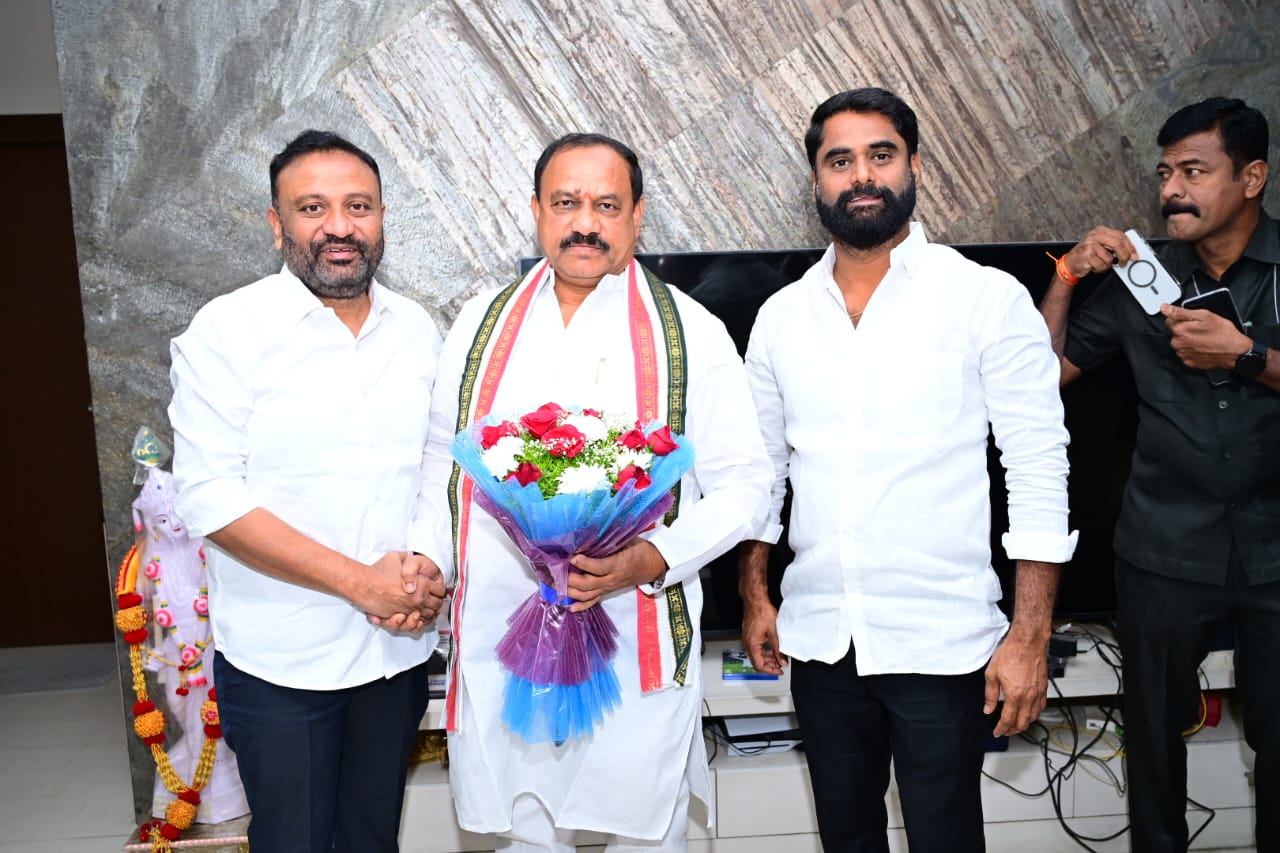 పీసీసీ అధ్యక్షులు మహేష్ కుమార్ గౌడ్ తో భేటీ అయిన ఎమ్మెల్యే తోట లక్ష్మీ కాంతారావు..