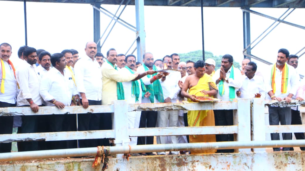 కావలి కాలువకు సోమశిల జలాలను విడుదల చేసిన ఎమ్మెల్యే కాకర్ల సురేష్ , కావ్య కృష్ణారెడ్డి ..!