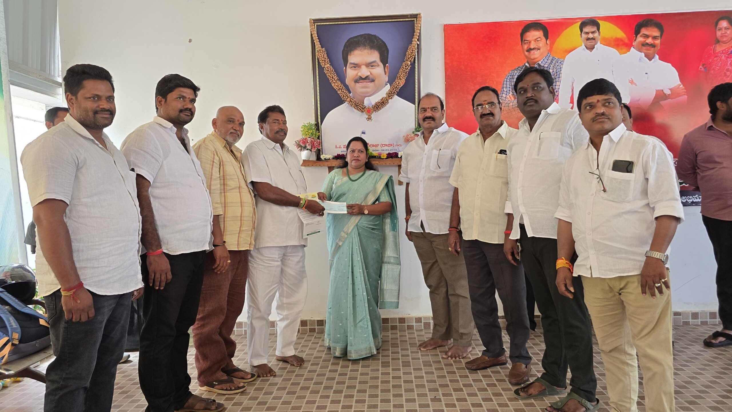 24,50,339 రూపాయల సిఎంఆర్ఎఫ్ చెక్కులు అందచేసిన:ఎమ్మెల్యే