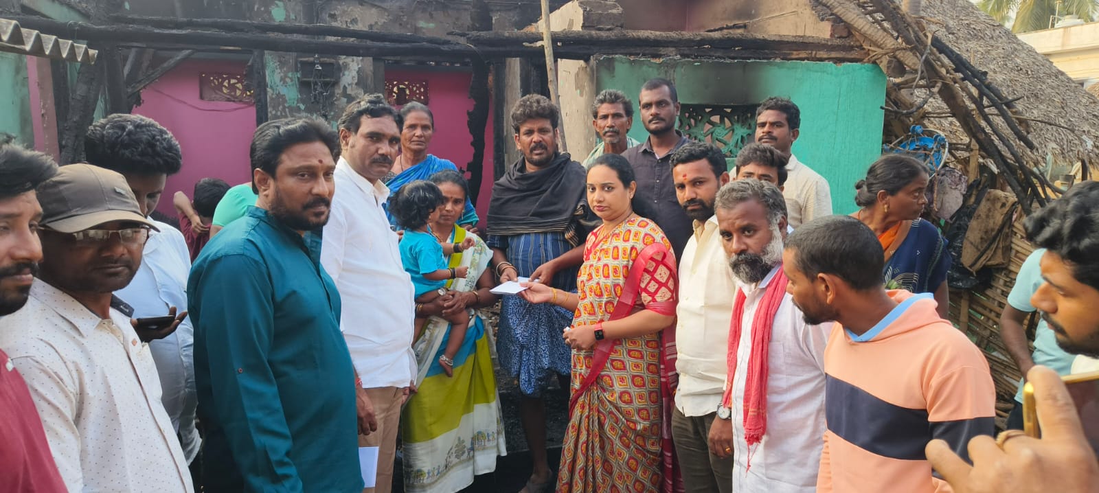 పెద్దిపాలెంలో అగ్ని ప్రమాద బాధితులను పరామర్శించిన జనసేన నేత బార్లపూడి క్రాంతి
