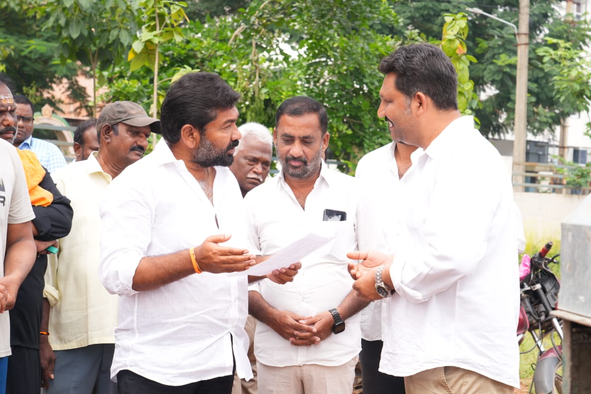 నెల్లూరు రూరల్ లో పార్క్ నందు ఏర్పాటు చేస్తున్న సోలార్ లైట్స్ పనులు పర్యవేక్షించిన టిడిపి నాయకులు కోటంరెడ్డి గిరిధర్ రెడ్డి
