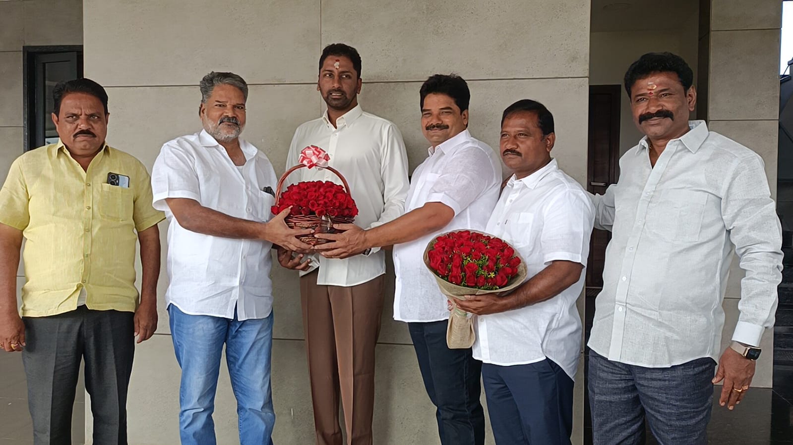 ఘనంగా లండన్ ఎన్నారై వల్లేరు కళ్యాణ్ జన్మదిన వేడుకలు*