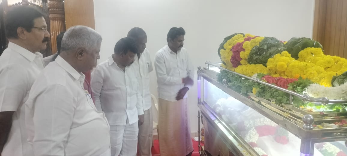 పారిశ్రామికవేత్త డీకే బద్రి నారాయణ భౌతిక కాయానికి నివాళులు