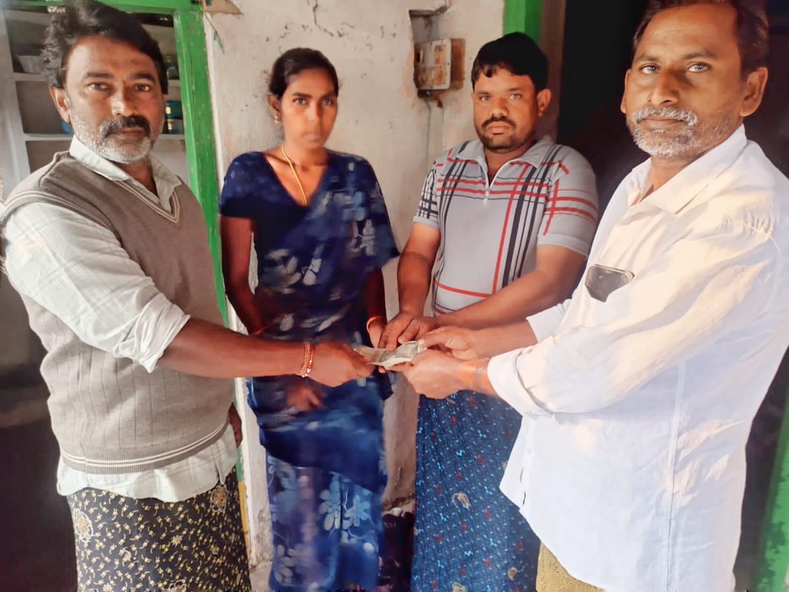 ప్రజల సమస్యలకే ప్రాధాన్యం అగ్ని ప్రమాద బాధిత కుటుంబానికి తక్షణ సహాయం చేసిన ఎమ్మెల్యే కాకర్ల సురేష్.