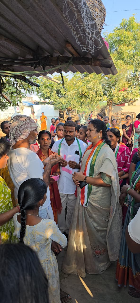 పంచాయితీ ఎన్నికల ప్రచారంలో మంత్రి సతీమణి వాకిటి లలితమ్మ.